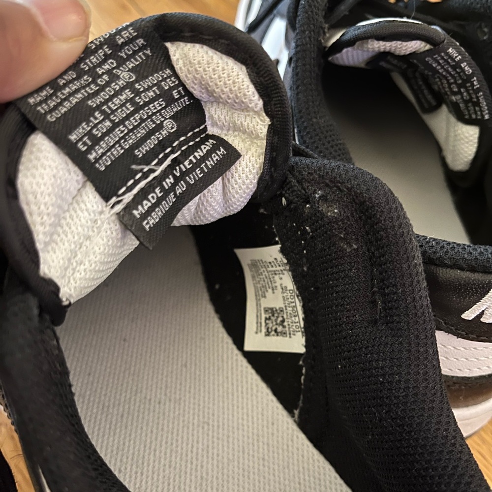Nike Panda Dunks Low - Picture 5 of 10